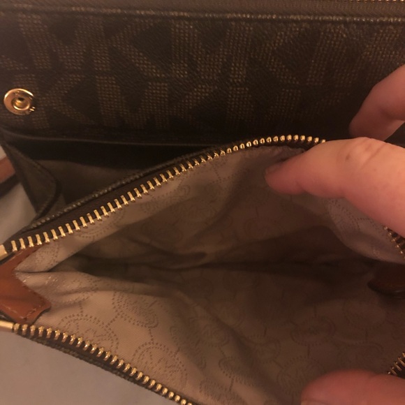 Micheal Kors Crossbody - Picture 5 of 7